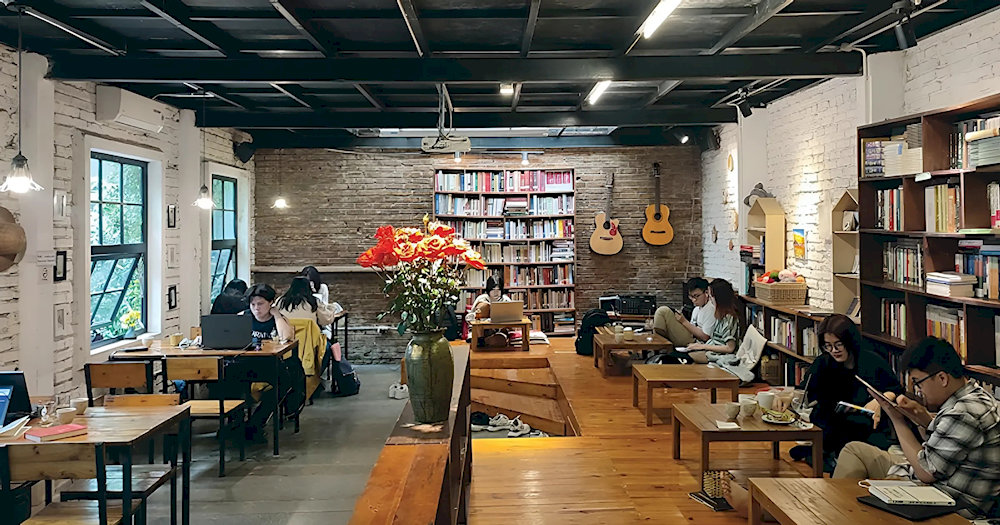 Bluebird's Nest is a cozy and artistic cafe located in Hanoi's Tr&uacute;c Bạch neighborhood, just a short walk from Truc Bach Lake